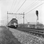 846243 Afbeelding van een electrisch treinstel mat. 1954 (Benelux) van de N.S. nabij Delft.